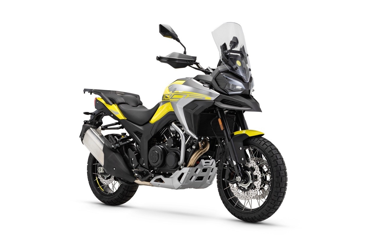 <div class='descrGalleryTitle'>T1002VX</div><div class='descrGalleryText'><p>Sorella maggiore della 502, la <b>T1002VX</b> è una crossover di grossa cilindrata spinta, pensate, da un motore a V di 80°. 997 cc per 90 cavalli a a 7.750 giri e oltre 200 chilometri l’ora di velocità di punta dichiarata. Anche per lei ruote da 19 e 17, poi <b>sospensioni firmate KYB</b> con forcella rovesciata da 160 mm di escursione regolabile nel precarico. Il serbatoio tiene 22 litri, il valore di peso a secco invece è un po’ alto: <b>235 kg dichiarati</b>.</p>
</div>